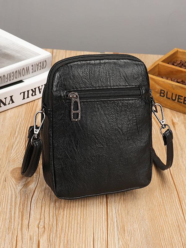 Bőr crossbody táska szegecsekkel és szegecsekkel